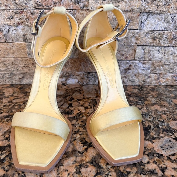 Alexander McQueen Ankle Strap Sandal Pale Yellow - Picture 6 of 16